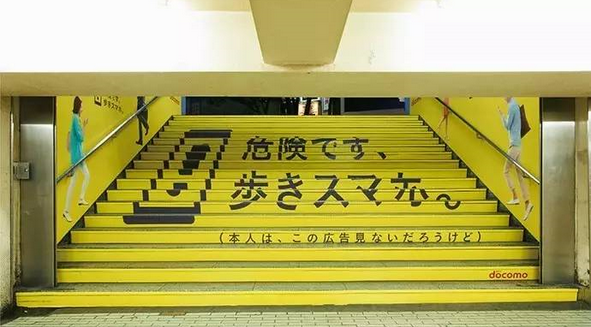 這個系列廣告有多組樣式，發(fā)揮一手吐槽功夫。