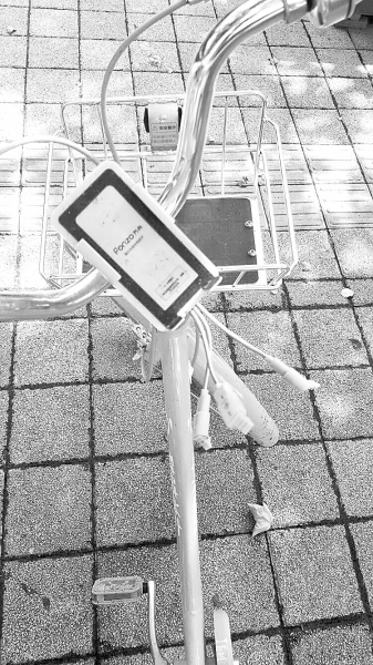 車把中間有手機(jī)充電支架，下方連接著3根充電線。