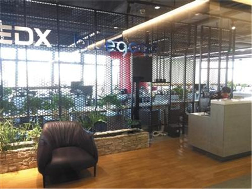 11月16日，小藍單車總部人去樓空，前臺只剩保安。