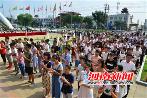 此次儀式中，雙匯集團(tuán)漯河總部共有210名員成為第一批“金秋獎學(xué)”的獲得者。