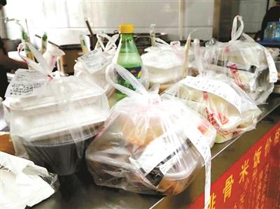 一餐館的“飯口”時(shí)段，等待“出發(fā)”的外賣擺滿案臺(tái)