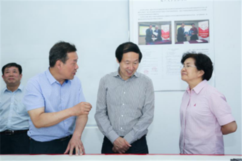 馬維理董事長向劉局長介紹“全國十佳文博技術產(chǎn)品”-字畫古籍高清拍攝修復儀