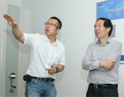 馬笑然總經(jīng)理向劉玉珠局長介紹楓華具備發(fā)明專利產(chǎn)品-文物古籍精品保管柜及恒溫恒濕空調