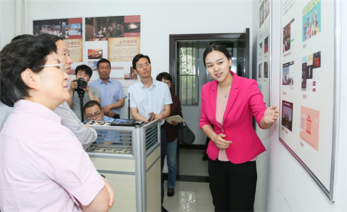 公司工作人員向劉玉珠局長介紹讓文物"活起來"與互聯(lián)網(wǎng)+相關試點工作