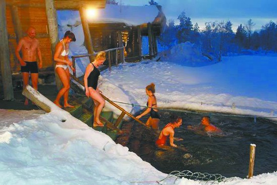 奇葩！芬蘭人蒸完桑拿跳冰湖