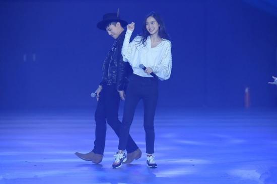 偶像面前，baby變羞澀少女