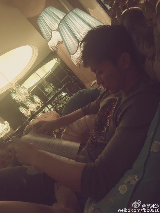 李晨燈下認真看書 范冰冰素顏自拍搭腳