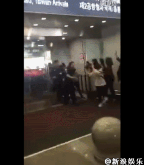 Bigbang權(quán)志龍抵達(dá)北京 保鏢怒推女粉絲 Bigbang權(quán)志龍抵達(dá)北京 保鏢怒推女粉絲