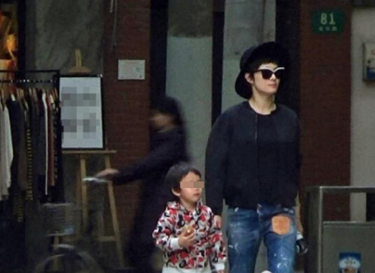 等等正面照曝光。