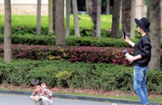 孫儷不時(shí)拿出手機(jī)替等等拍照。