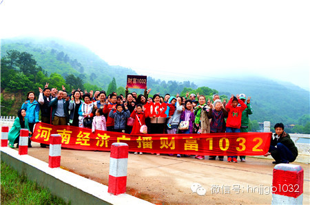 這么美的地方，我們合影留念，看大家多開心！