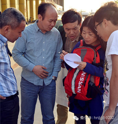 五點(diǎn)五十左右，聽眾們陸陸續(xù)續(xù)到達(dá)鄭州捷和汽車，首先要做的第一件事就是找我們的工作人員要車標(biāo)