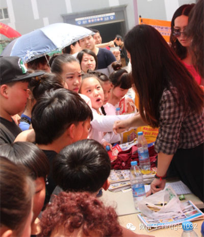 禮品領(lǐng)取處，這是要把工作人員圍攻的節(jié)奏啊。