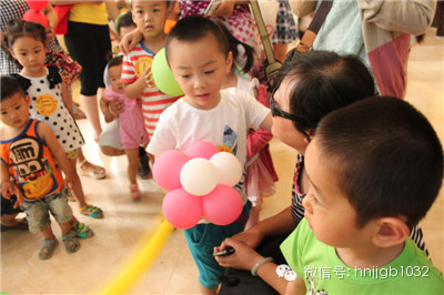 拿到氣球玩具的小朋友，瞬間成了焦點(diǎn)，周圍的小朋友都想和你做朋友，你知道嗎？