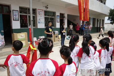 財富1032主播鄧語、張哲主持了捐助儀式