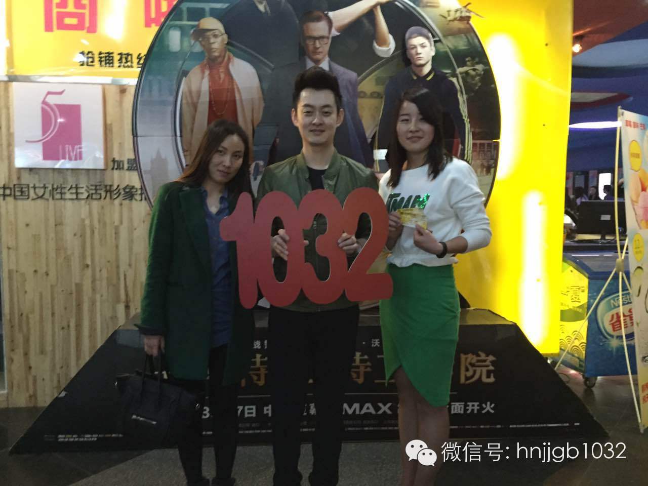 傳說中的Johnny終于現(xiàn)身啦！還是美女魅力大哦。帥哥美女好養(yǎng)眼，小編忍不住要多看幾眼呢。