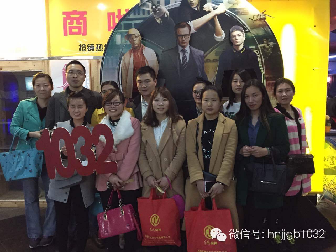 來個合影，1032的聽眾棒棒噠，個個都準(zhǔn)時到達(dá)了集合地點。Johnny表示很欣慰?。? complete=