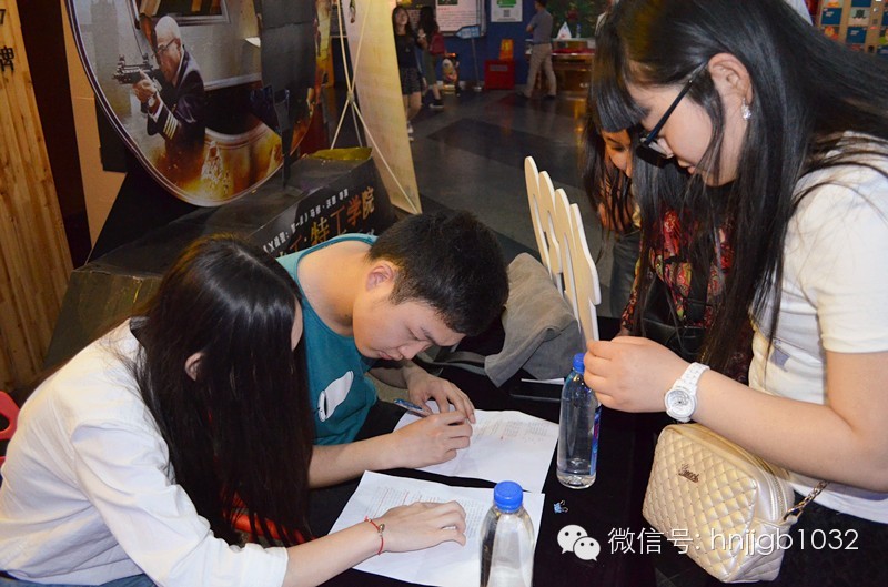 看，我們的工作人員正在組織簽到哦！