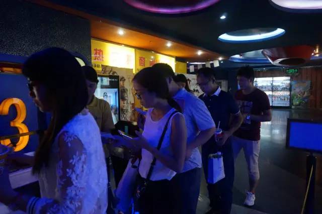 電影馬上開始，排隊(duì)入場嘍