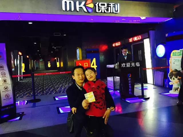 再來看兩個(gè)萌娃，表情都好有戲！