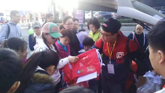 8:30準時集合，現(xiàn)場工作人員給大家分發(fā)參賽證和參賽衣服。