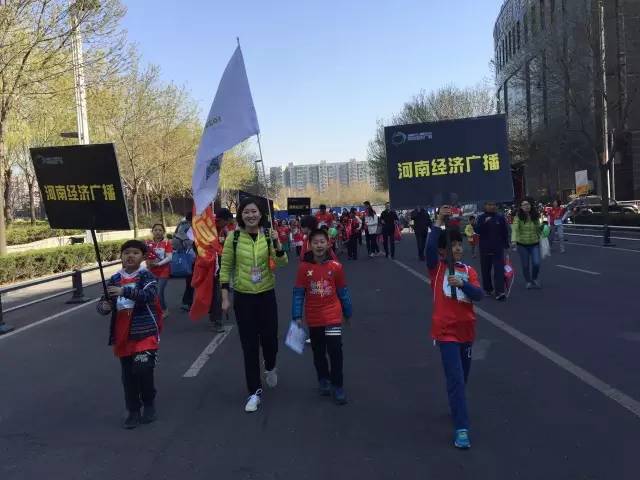 出發(fā)啦！小朋友和大朋友們昂首闊步向賽場邁進！