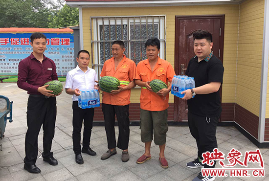 經(jīng)濟廣播工作人員和愛心企業(yè)給正在忙碌的環(huán)衛(wèi)工人、交警和協(xié)警等送去了一萬六千多斤西瓜和近百提礦泉水。