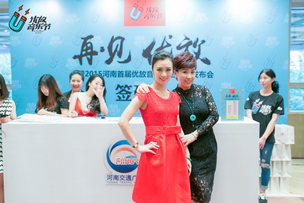 貼心的南方姐姐和美女主播小佩，海洋是不是每天都要流口水呀！