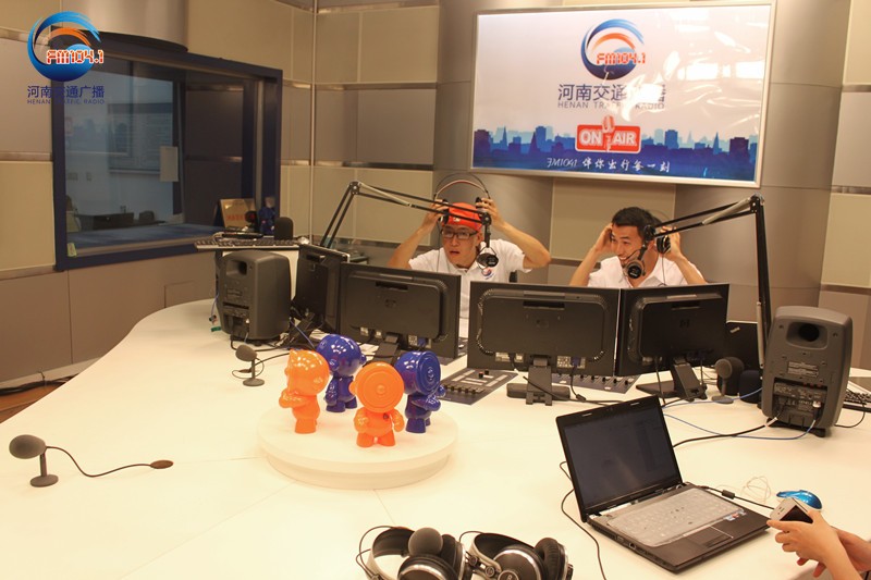 李憲和張弛怎么這么開心！又不是你們倆中獎了！