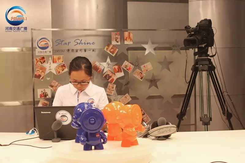 還是抽獎的姑娘比較認真！為保證抽獎的公平公正，映象網(wǎng)進行了全程視頻直播。