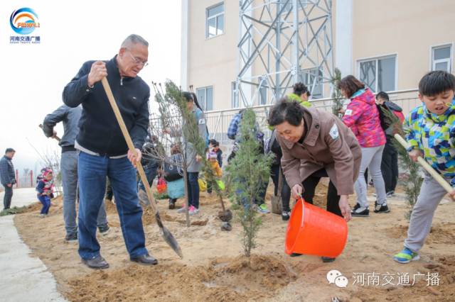 恩愛的老人一起種下一棵小樹苗，健健康康白頭偕老~