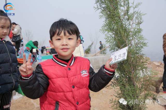 耶！你看，這是我種下的小樹苗！