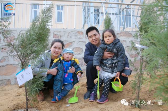 一家四口，一起種下我們的小樹，和寶貝兒們一起茁壯成長！
