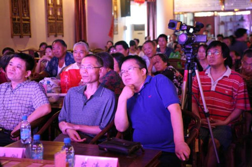 信息廣播總監(jiān)李金鋒（左1）、副總監(jiān)魏志剛（左2）、副總監(jiān)陳德年（左3）