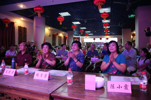 我省著名豫劇表演藝術(shù)家素君（左2）、常香玉弟子、國家一級演員張?jiān)聵s（右2）