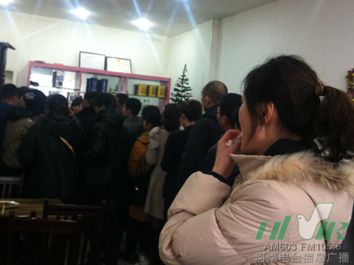 河南電臺信息廣播采編播人員前往面館進行愛心捐助