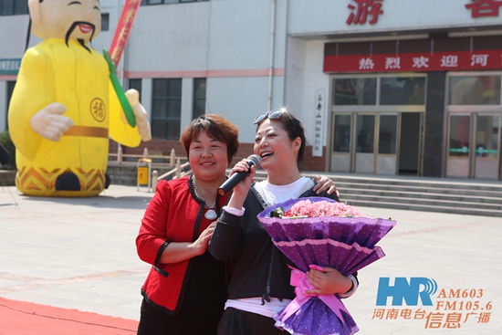 長壽山景區(qū)董事長、總經(jīng)理孫春花與主持人周迪