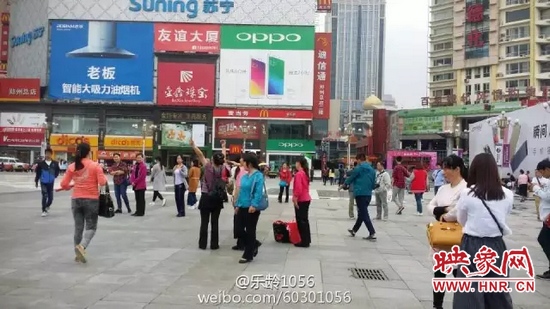 他們從四面八方匯集到二七塔下，由行走路人一下變成了一支舞蹈隊，跳起了節(jié)奏歡快、時尚動感的舞蹈。