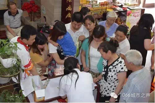 2012年冬病夏治三伏貼活動(dòng)貼敷現(xiàn)場(chǎng) 2012年冬病夏治三伏貼活動(dòng)貼敷現(xiàn)場(chǎng)