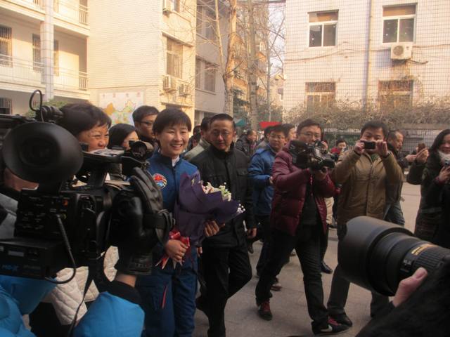 劉洋走進母?！嵵萑? oldsrc=