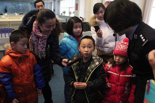 教育廣播記者明燕采訪小聽(tīng)眾 教育廣播記者明燕采訪小聽(tīng)眾