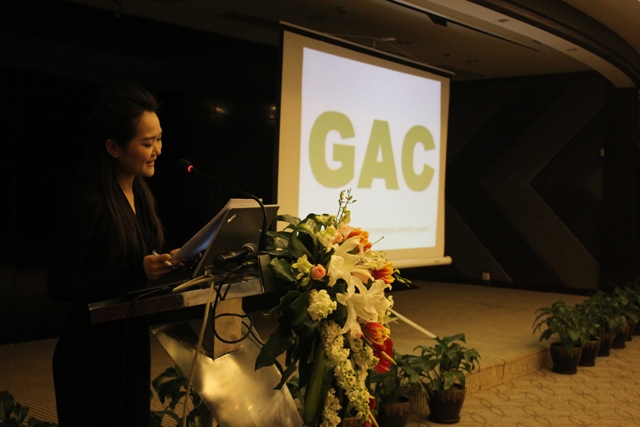 發(fā)布會(huì)開始，教育廣播女主播子楊現(xiàn)場(chǎng)主持