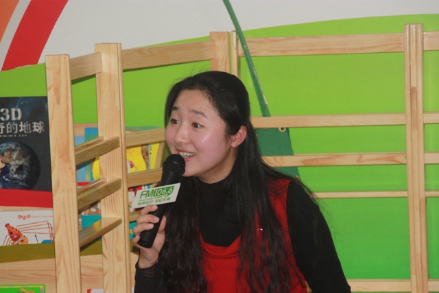 女主播“卷卷貓”親臨現(xiàn)場(chǎng)，繪聲繪色為孩子們講故事