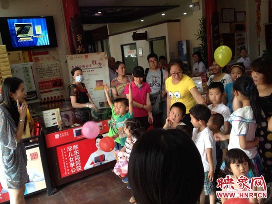 活動(dòng)開(kāi)始前，1066城市之聲的主持人跟孩子們進(jìn)行現(xiàn)場(chǎng)互動(dòng)。