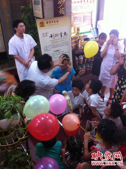 活動(dòng)開(kāi)始了，濟(jì)華中醫(yī)館的保健按摩專(zhuān)家李老師為大家講解如何有效預(yù)防青少年近視。