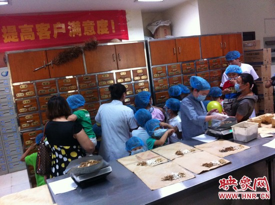 　　接下來(lái)，要進(jìn)入到有中醫(yī)“博物館”之稱(chēng)的中藥房去探秘啦！藥房那些小抽屜里面裝的是什么？孩子們很好奇