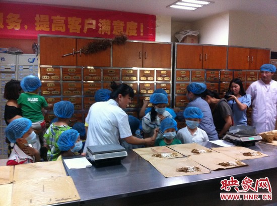 咦，藥房里的叔叔阿姨他們從小抽屜里拿出的藥又是什么？這些中藥放在一起有什么功效呢？