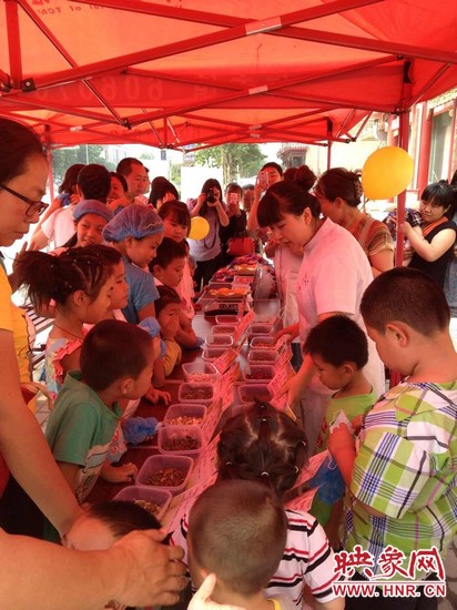 為了不影響中藥房里藥劑師正常工作，我們把孩子們?cè)谡J(rèn)中藥和裝香囊的兩個(gè)環(huán)節(jié)搬到了室外