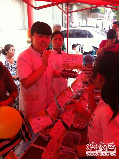 這是什么一，那又是什么？小腦袋不停的在思索，而小手和小鼻子也沒(méi)閑著，時(shí)不時(shí)地摸一摸、聞一聞！