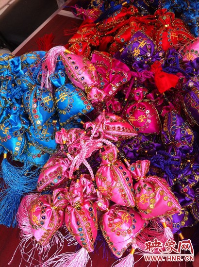 孩子們的好奇心得以大大的滿足，接下來(lái)就要裝香囊啦，你看，五顏六色的香囊多漂亮！